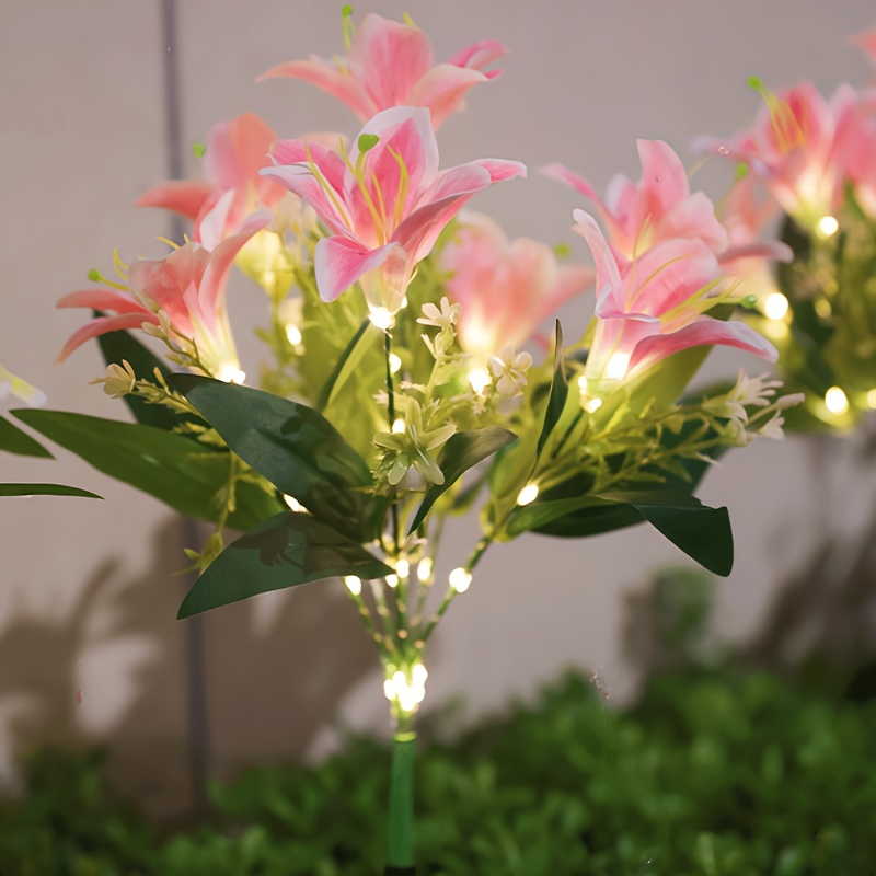 Outdoor Lighting Effects - ไฟประดับสวนพลังงานแสงอาทิตย์รูปดอกลิลลี่สีชมพูแบบหลายดอก, โคมไฟ LED รูปช่อดอกลิลลี่เรืองแสงสำหรับตกแต่งสนามหญ้ากลางแจ้งให้สวยงามโรแมนติก